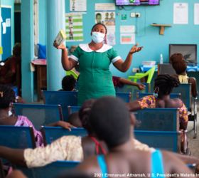 Photo showing a health worker advising pregnant women to use bed nets and seasonal prevention medication in Ghana.